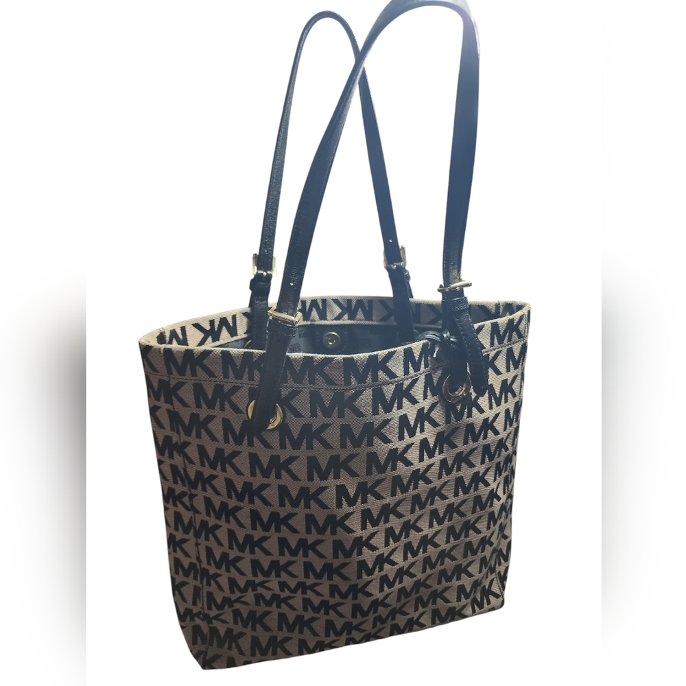 Authentic Michael Kors oversized totebag. Gray and dark blue.